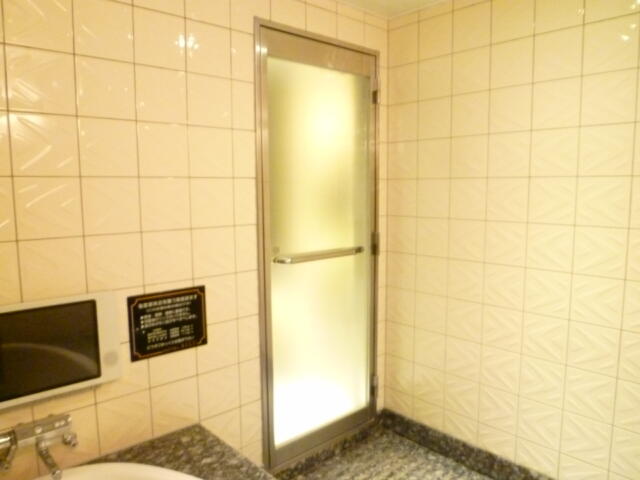 HOTEL AILU(アイル)(豊島区/ラブホテル)の写真『407号室（浴室奥から入口）』by 格付屋
