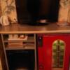 ドルフィン(新宿区/ラブホテル)の写真『303号室 テレビ、冷蔵庫など(テレビのアダルトチャンネルは1つだけ、右の販売用冷蔵庫は空という設備の古さ)』by 舐めたろう