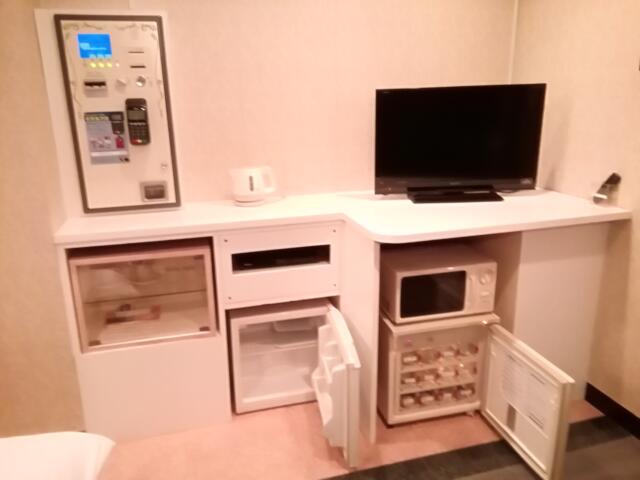 ホテル レインボー(足立区/ラブホテル)の写真『TV、ﾚﾝｼﾞ、冷蔵庫、精算機です。(403号室利用21,1)』by キジ