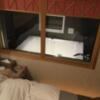 HOTEL SENSE(センス)(新宿区/ラブホテル)の写真『303号室 ベッドからガラス越しに見える浴室』by ACB48