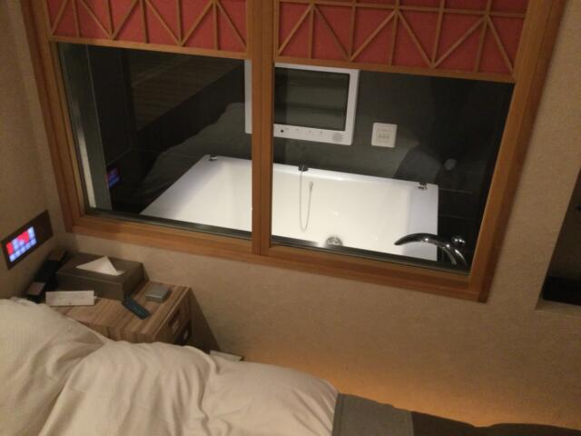 HOTEL SENSE(センス)(新宿区/ラブホテル)の写真『303号室 ベッドからガラス越しに見える浴室』by ACB48