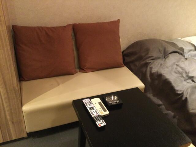 HOTEL SENSE(センス)(新宿区/ラブホテル)の写真『303号室 テーブル、ソファ』by ACB48
