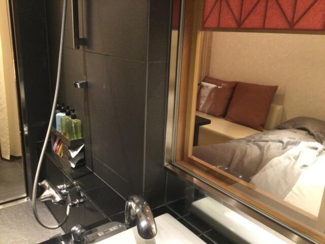 HOTEL SENSE(センス)(新宿区/ラブホテル)の写真『303号室 浴室(ガラス越しにお部屋が見えます)』by ACB48