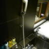HOTEL SENSE(センス)(新宿区/ラブホテル)の写真『403号室（浴室シャワー部分。スライド固定式ヘッドは壁向き）』by 格付屋