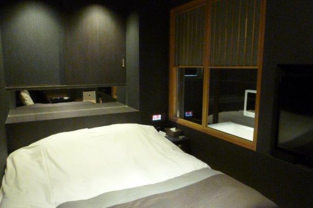 HOTEL SENSE(センス)(新宿区/ラブホテル)の写真『403号室（入口横から部屋奥方向。右の奥の窓からは浴室が丸見え）』by 格付屋