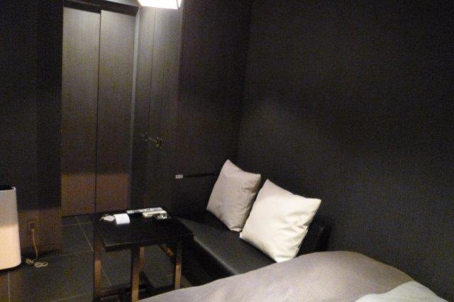 HOTEL SENSE(センス)(新宿区/ラブホテル)の写真『403号室（部屋奥から入口横方向）』by 格付屋