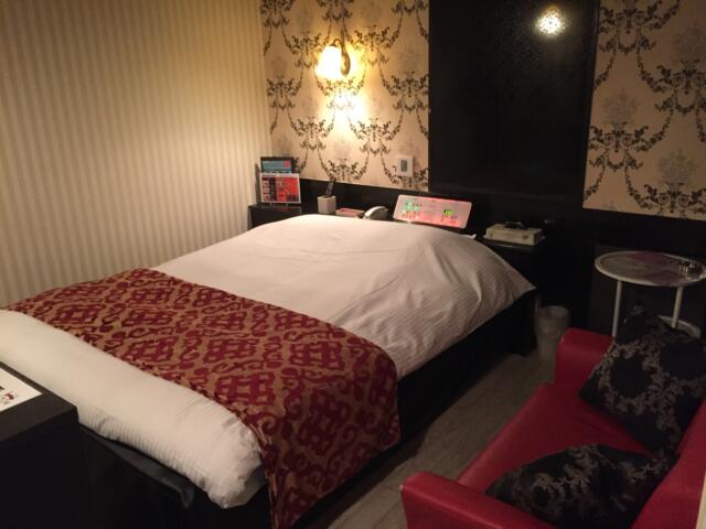 ドルフィン(八王子市/ラブホテル)の写真『603号室、ベッドルーム、ソファーが小さいかな。』by こばじゃ
