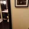 HOTEL DUO（デュオ）(墨田区/ラブホテル)の写真『103号室 玄関(壁の写真は部屋ごとに違っていますが、どれもなかなかアートしています)』by 舐めたろう