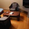 ドルフィン(新宿区/ラブホテル)の写真『203号室 テーブルと椅子(テレビはVODではありません)』by 舐めたろう