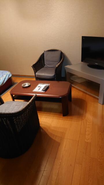 ドルフィン(新宿区/ラブホテル)の写真『203号室 テーブルと椅子(テレビはVODではありません)』by 舐めたろう