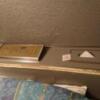 ドルフィン(新宿区/ラブホテル)の写真『203号室 枕元(有線などのコントロールパネルですが、使えないスイッチもあります)』by 舐めたろう