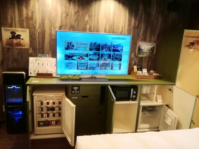 セッティングザシーン厚木(厚木市/ラブホテル)の写真『TV、冷蔵庫、ｳｫｰﾀｰｻｰﾊﾞｰ、電子レンジです。(308号室21,1)』by キジ