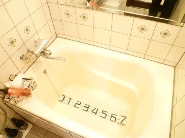 ホテルSAVOY(台東区/ラブホテル)の写真『505号室（浴槽幅70㎝（ペットボトル3.5本分）プラスα家庭浴槽）』by 格付屋