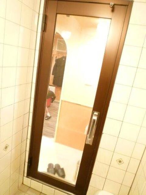 ホテルSAVOY(台東区/ラブホテル)の写真『505号室（浴室奥から入口）』by 格付屋