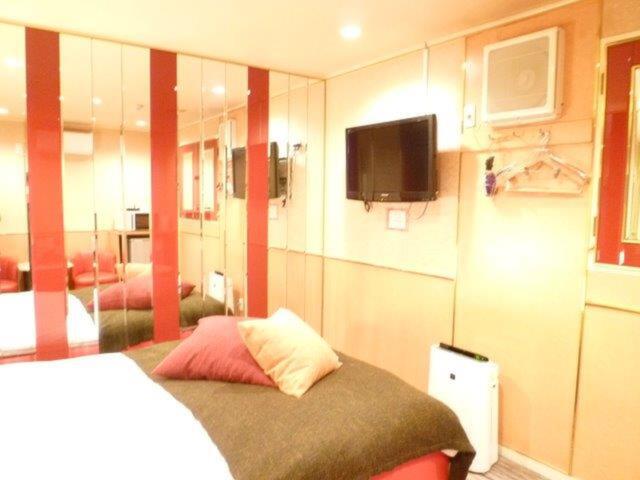 ホテルSAVOY(台東区/ラブホテル)の写真『505号室（入口横から部屋奥方向）』by 格付屋