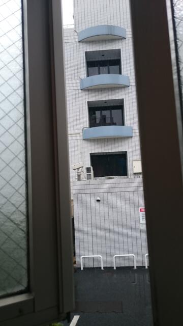 RING MY BELL（リングマイベル）(相模原市/ラブホテル)の写真『205号室の窓を開けたところ。小雪がちらついていました。』by angler