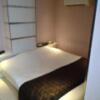 HOTEL Villa Senmei(ヴィラ センメイ）(大田区/ラブホテル)の写真『301号室 ベッド。上部にエアコン。』by なめろう