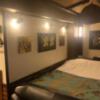 池袋パークサイドホテル(豊島区/ラブホテル)の写真『201号室(ラグジュアリー)ベッド横のアジアンな装飾』by hello_sts
