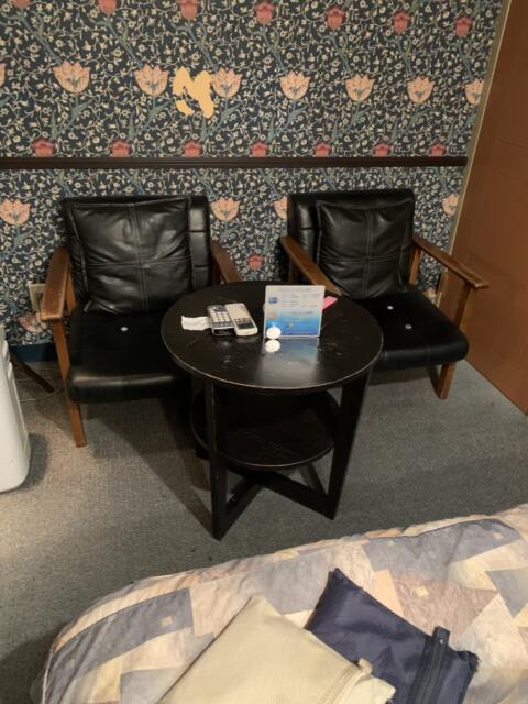 モンリーヴ(川口市/ラブホテル)の写真『502号室　テーブル、ソファ』by mee