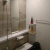 Hotel Queen(クィーン)(豊島区/ラブホテル)の写真『401号室（シャワー部分。2点固定式でヘッドは壁向き）』by 格付屋