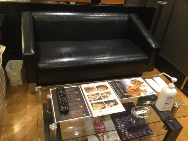 ホテル パル新宿店(新宿区/ラブホテル)の写真『203号室 テーブル、ソファ』by ACB48