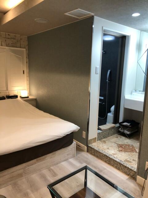 HOTEL Bless（ブレス)(新宿区/ラブホテル)の写真『302号室（モデレート）室内ベッド側②と洗面』by hello_sts