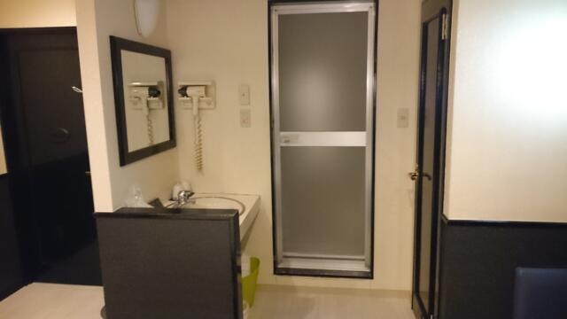 RING MY BELL（リングマイベル）(相模原市/ラブホテル)の写真『302号室のベッド側からの室内 右がトイレ』by angler