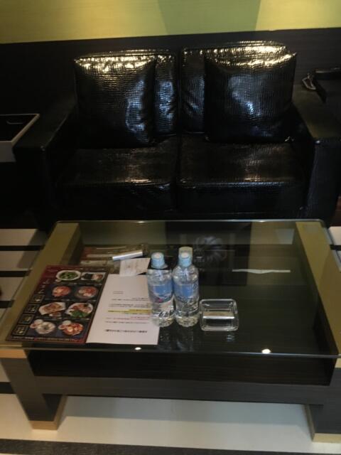 HOTEL Villa Senmei(ヴィラ センメイ）(大田区/ラブホテル)の写真『206号室ソファー　テーブル　水2本無料』by キルメス