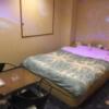 ホテル アーカス(立川市/ラブホテル)の写真『202号室、部屋全体、ブラックライトで宇宙が浮かび上がります。』by こばじゃ