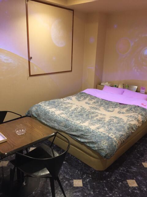 ホテル アーカス(立川市/ラブホテル)の写真『202号室、部屋全体、ブラックライトで宇宙が浮かび上がります。』by こばじゃ