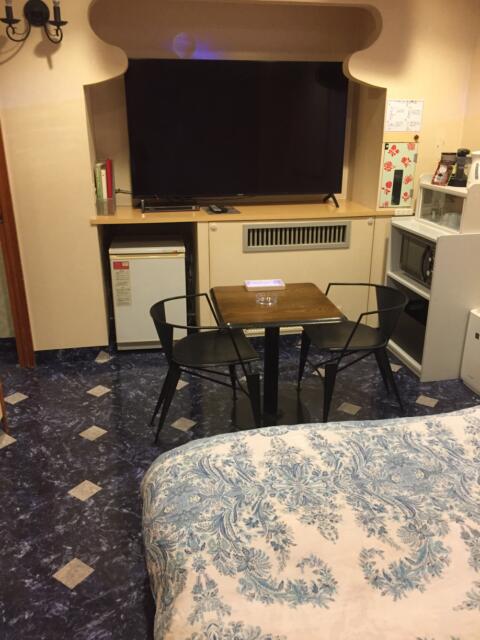 ホテル アーカス(立川市/ラブホテル)の写真『202号室、ベッド側からテレビ方向、大きくて見やすいです。』by こばじゃ