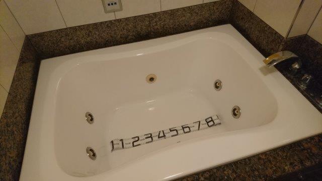 ホテル 晏-an-(アン)(新宿区/ラブホテル)の写真『403号室（浴槽幅90㎝（ペットボトル4.5本分）ジェットバス）』by 格付屋