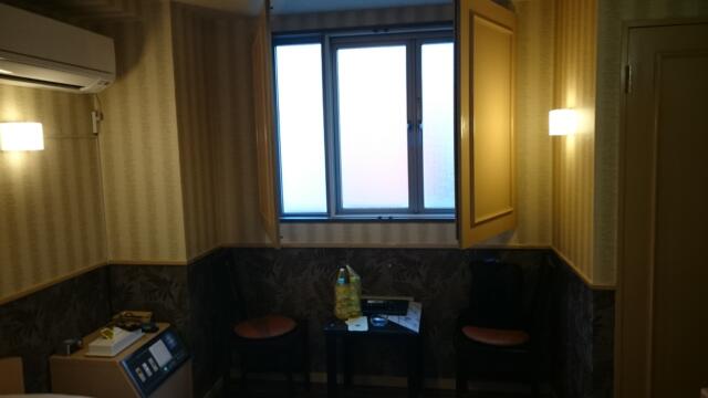 RING MY BELL（リングマイベル）(相模原市/ラブホテル)の写真『401号室の窓 すりガラス。昼間はかなり、明るく過ごせそうだ。(*^^*)』by angler