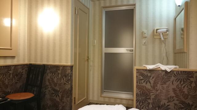 RING MY BELL（リングマイベル）(相模原市/ラブホテル)の写真『401号室のベッド側から見たトイレと浴室 洗面台方向』by angler