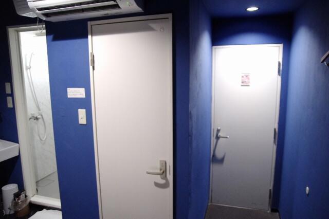 アクア横浜(横浜市西区/ラブホテル)の写真『202号室　左：シャワー、中：トイレ、右：出入り口』by マーケンワン