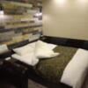 HOTEL P-DOOR（ホテルピードア）(台東区/ラブホテル)の写真『210号室（新館）ソファからベッド方向』by Plumper