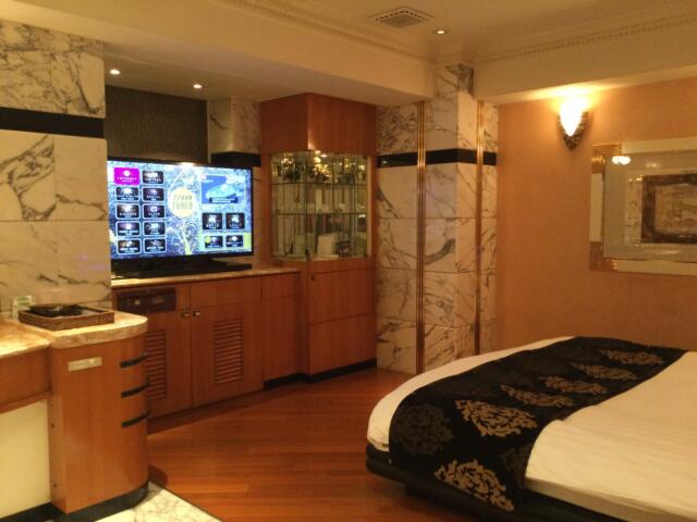 HOTEL PROUD（プラウド）(新宿区/ラブホテル)の写真『501号室 ソファ側から見た室内』by ACB48