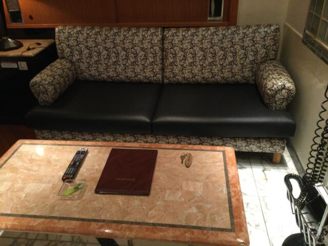 HOTEL PROUD（プラウド）(新宿区/ラブホテル)の写真『501号室 テーブル、ソファ』by ACB48
