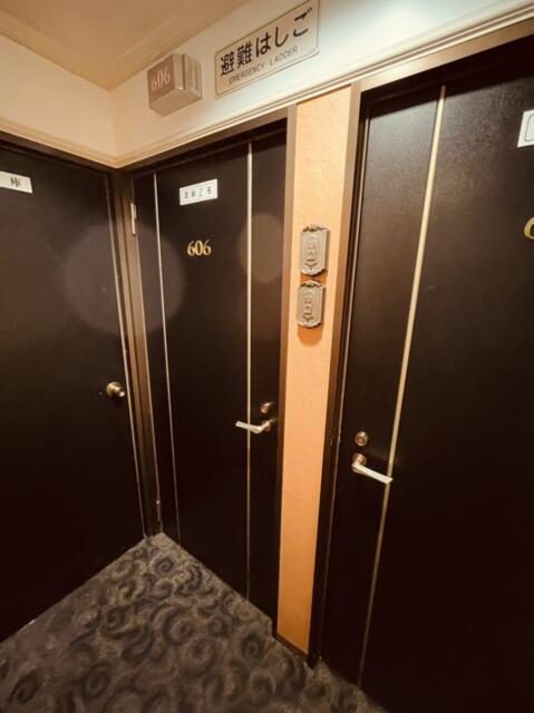 ホテルSAVOY(台東区/ラブホテル)の写真『606号室の出入口』by miffy.GTI