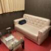 HOTEL LIBERAL(リベラル)(神戸市中央区/ラブホテル)の写真『105号室　ソファ』by 風のヒューイ