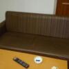 ホテル マイン 岐阜(岐南町/ラブホテル)の写真『505号室　ソファ&amp;テーブル』by キセキと呼ぶ他ない