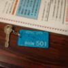 ホテルシティ(立川市/ラブホテル)の写真『501号室　ルームキー　この板のなかにチップが入っていて、入室情報を書入れてるようです。磁石に近づけないほうがいいかも』by 市
