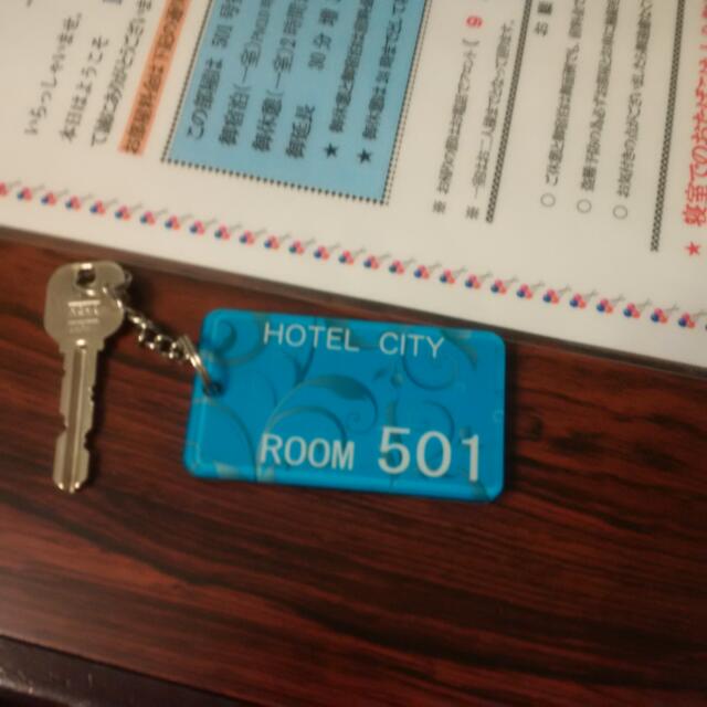 ホテルシティ(立川市/ラブホテル)の写真『501号室　ルームキー　この板のなかにチップが入っていて、入室情報を書入れてるようです。磁石に近づけないほうがいいかも』by 市