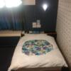 ホテルシティ(立川市/ラブホテル)の写真『501号室　ベッド（台の上に布団を敷いた感じのベッドです）』by 市