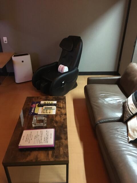 ホテル ファニーズ(横浜市中区/ラブホテル)の写真『501号室 ソファーとマッサージチェア』by 92魔