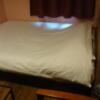 マンゴスチンホテル(町田市/ラブホテル)の写真『516号室のベッド。昼間なのでカーテンから外光が入ります。』by angler