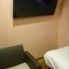 マンゴスチンホテル(町田市/ラブホテル)の写真『516号室の壁掛けテレビ。 ソファは一人掛け。』by angler