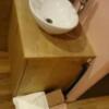 マンゴスチンホテル(町田市/ラブホテル)の写真『516号室の洗面台脇に茶系のタオル。ルームウェアは白で気持ち良いです。』by angler