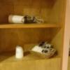 マンゴスチンホテル(町田市/ラブホテル)の写真『516号室の洗面台上にある化粧品。ドライヤー。』by angler