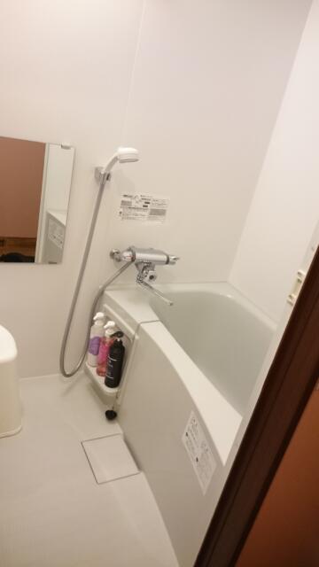 マンゴスチンホテル(町田市/ラブホテル)の写真『516号室の浴室 狭いけれど綺麗で清潔感があります。湯温の調整が難しいです。』by angler